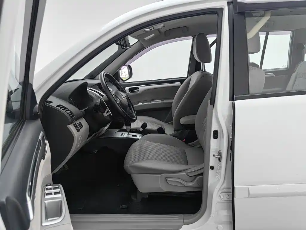 Mitsubishi Pajero Sport — миниатюра 10