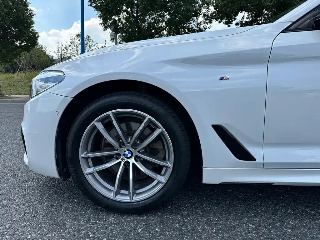 BMW 5 Series — миниатюра 9