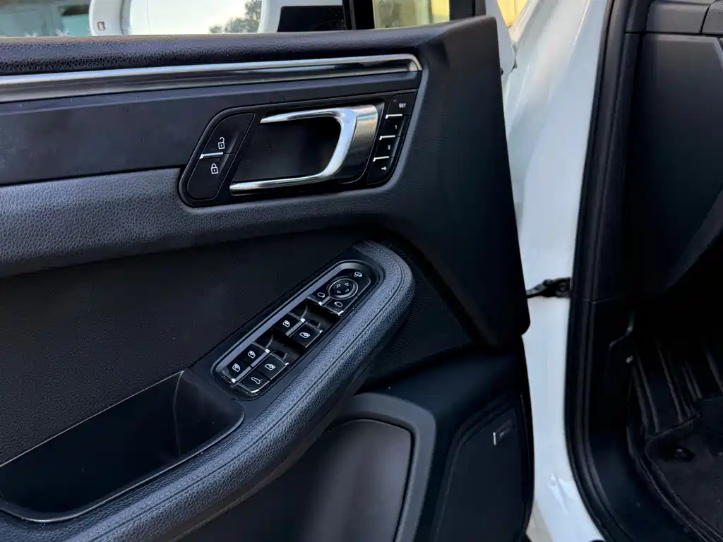 Porsche Macan — миниатюра 7