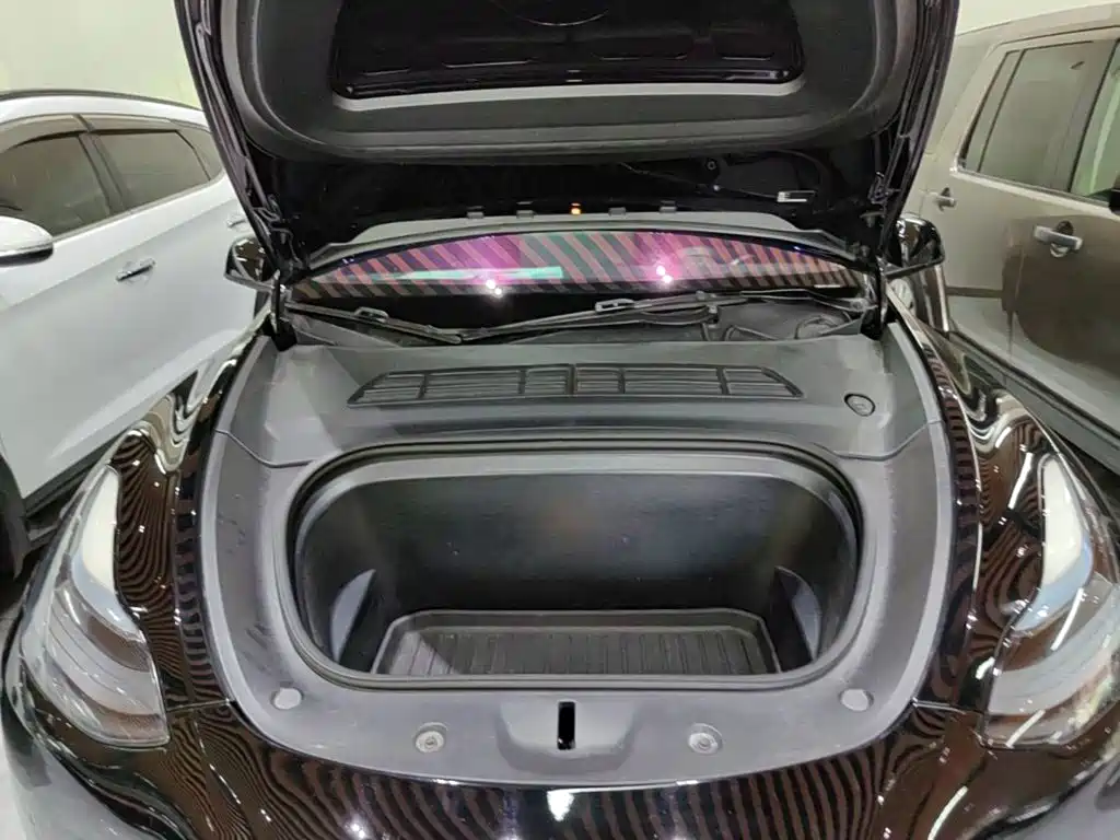 Tesla Model Y — миниатюра 20