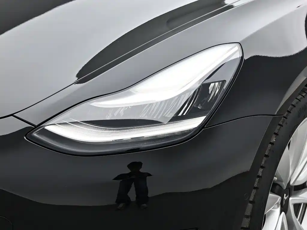 Tesla Model 3 — миниатюра 18