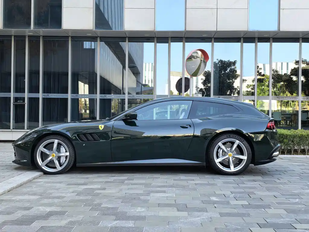 FERRARI GTC4LUSSO