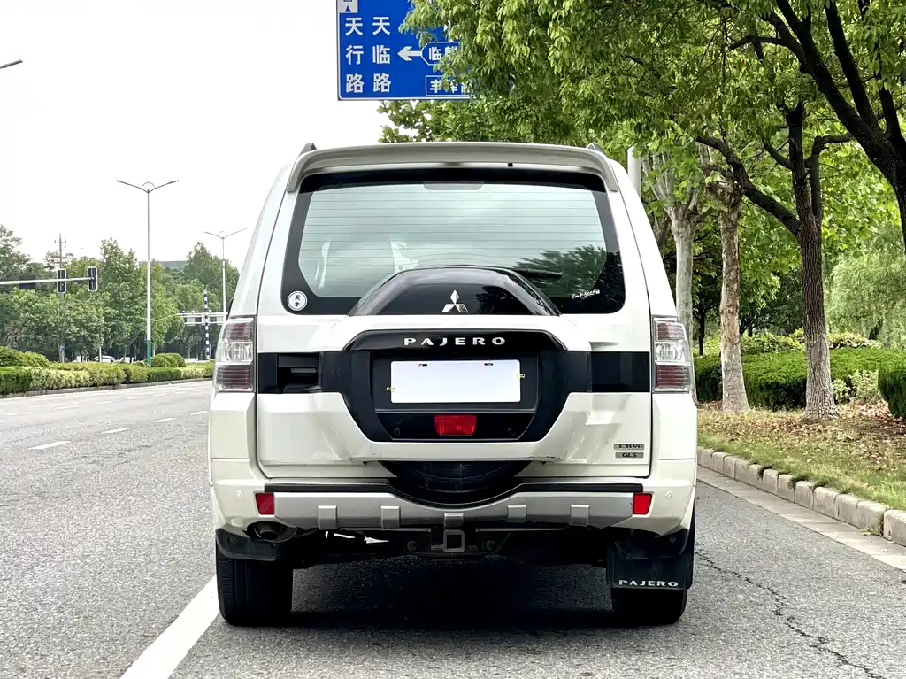 Mitsubishi Pajero (Import) — миниатюра 5