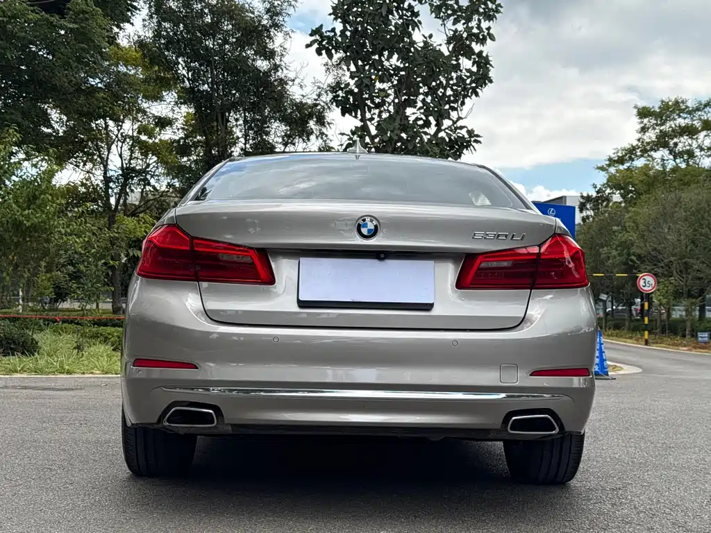 BMW 5 Series — миниатюра 7