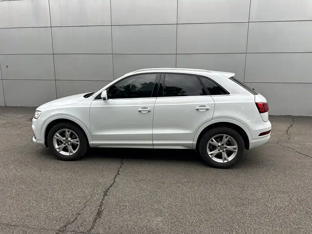 Audi Q3 - фото 8