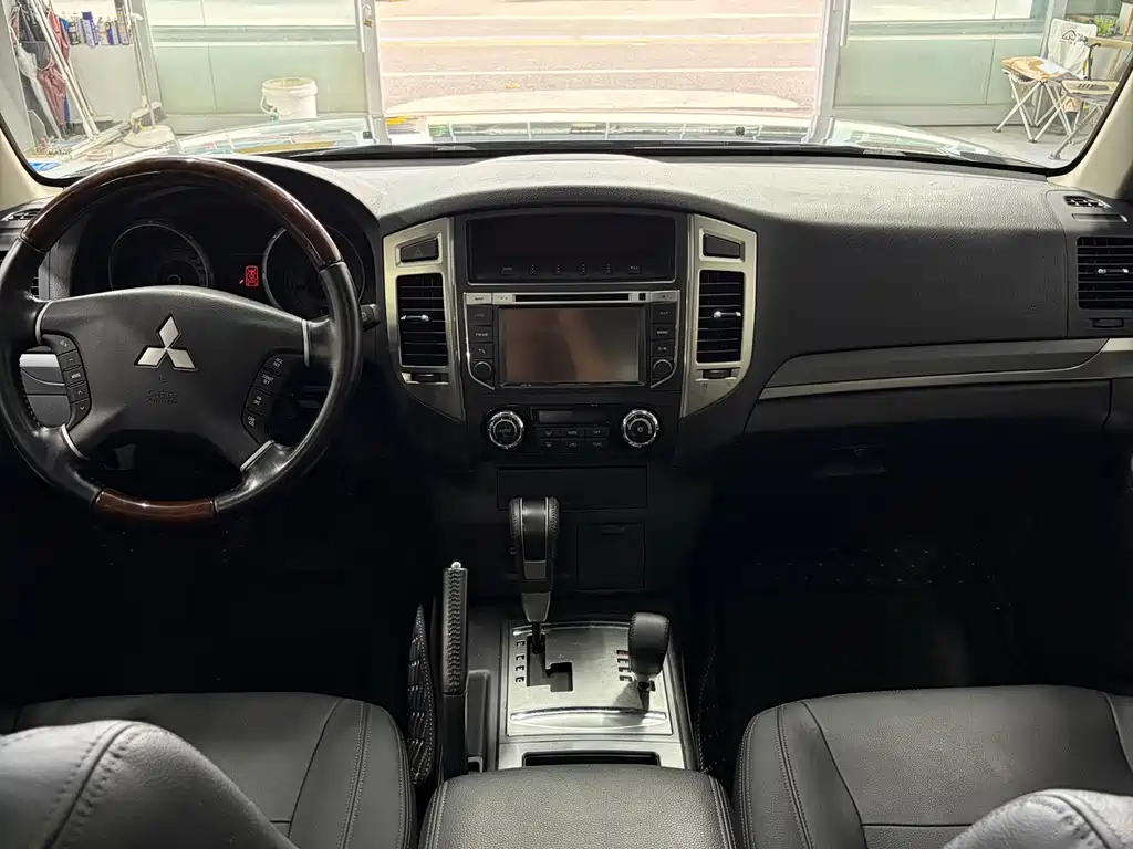 Mitsubishi Pajero (Import) — миниатюра 13