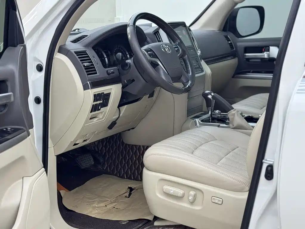 Toyota Land Cruiser 2019 5.7L AT