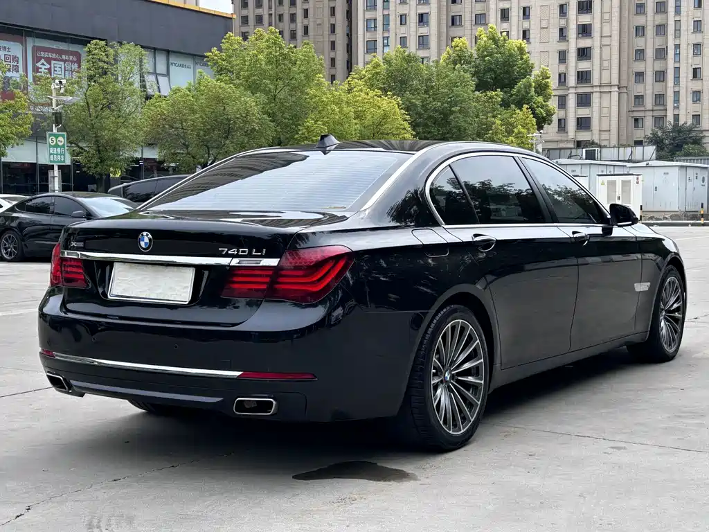 BMW 7 Series — миниатюра 4