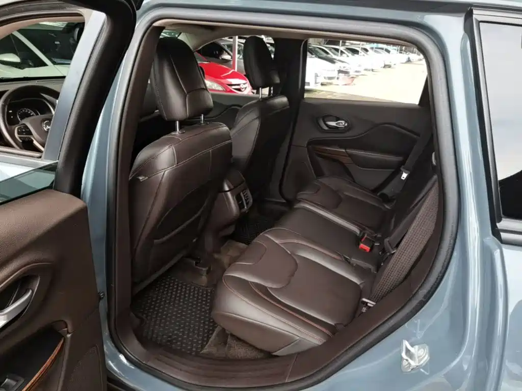 Jeep Cherokee (Import) — миниатюра 17