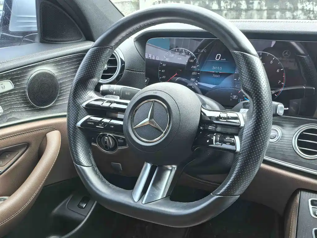 Mercedes-Benz E-Class — миниатюра 13