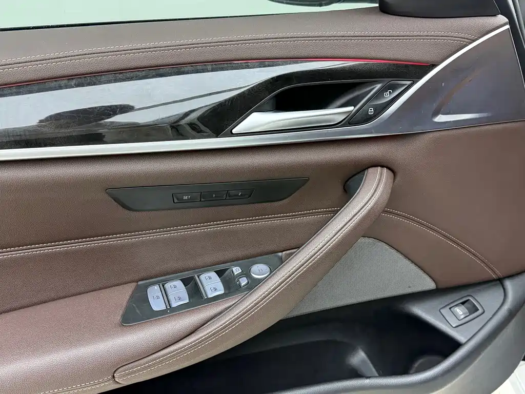 BMW 5 Series — миниатюра 13
