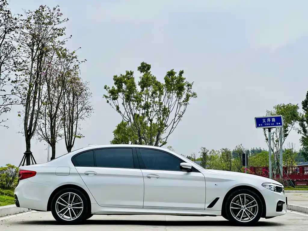 BMW 5 Series — миниатюра 7