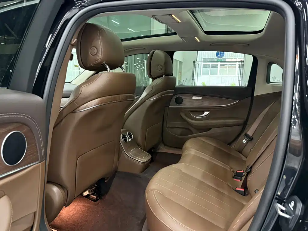 Mercedes-Benz E-Class — миниатюра 6
