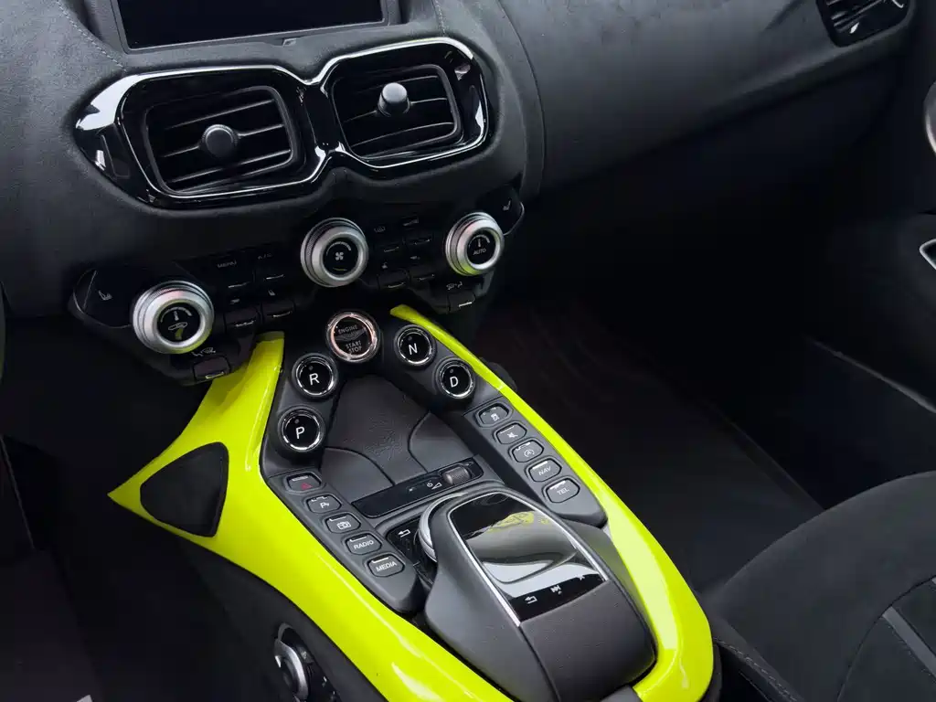 Aston Martin V8 Vantage — миниатюра 23