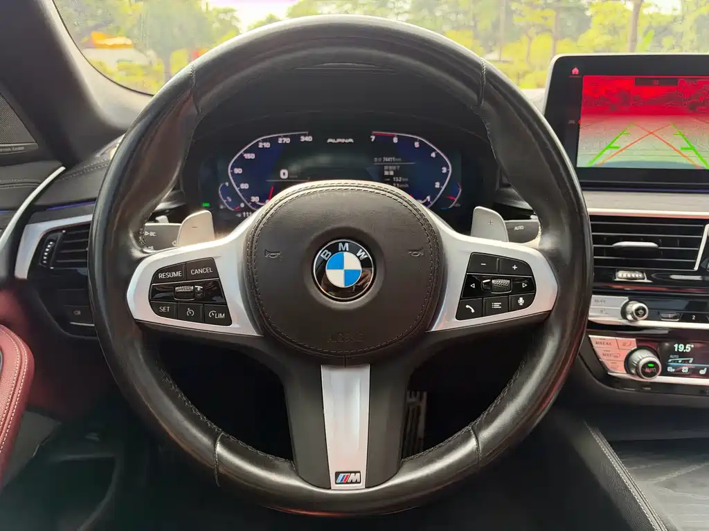 BMW 5 Series — миниатюра 13