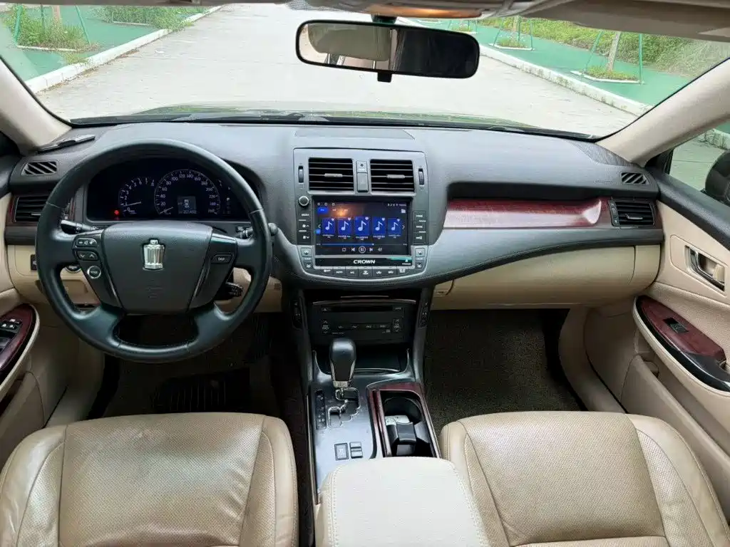 Toyota Crown — миниатюра 9