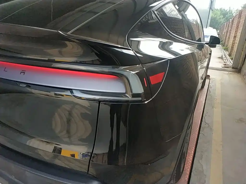 Tesla Model Y L — миниатюра 8