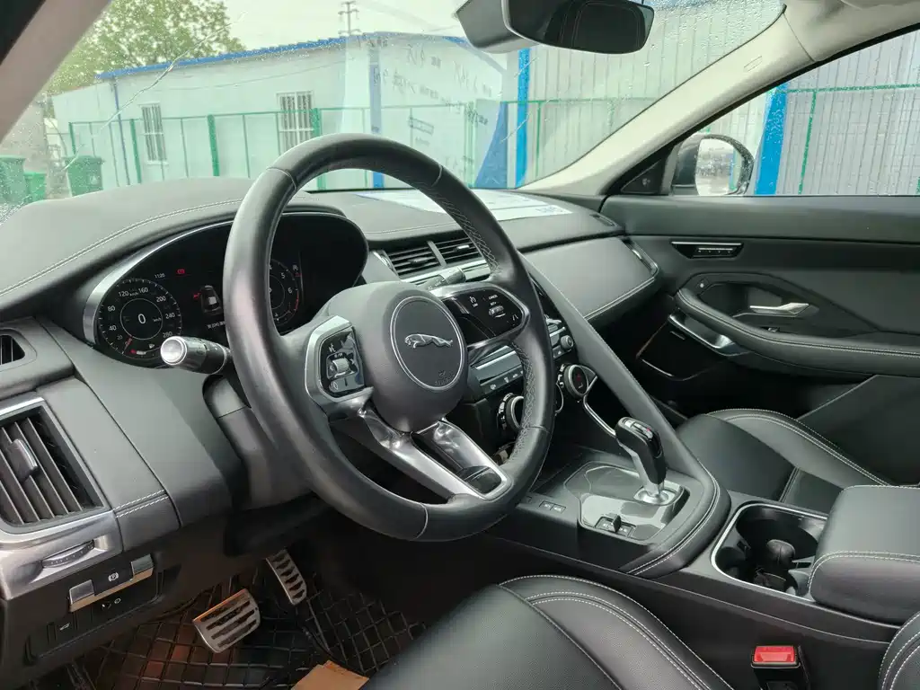 Jaguar E-PACE — миниатюра 7