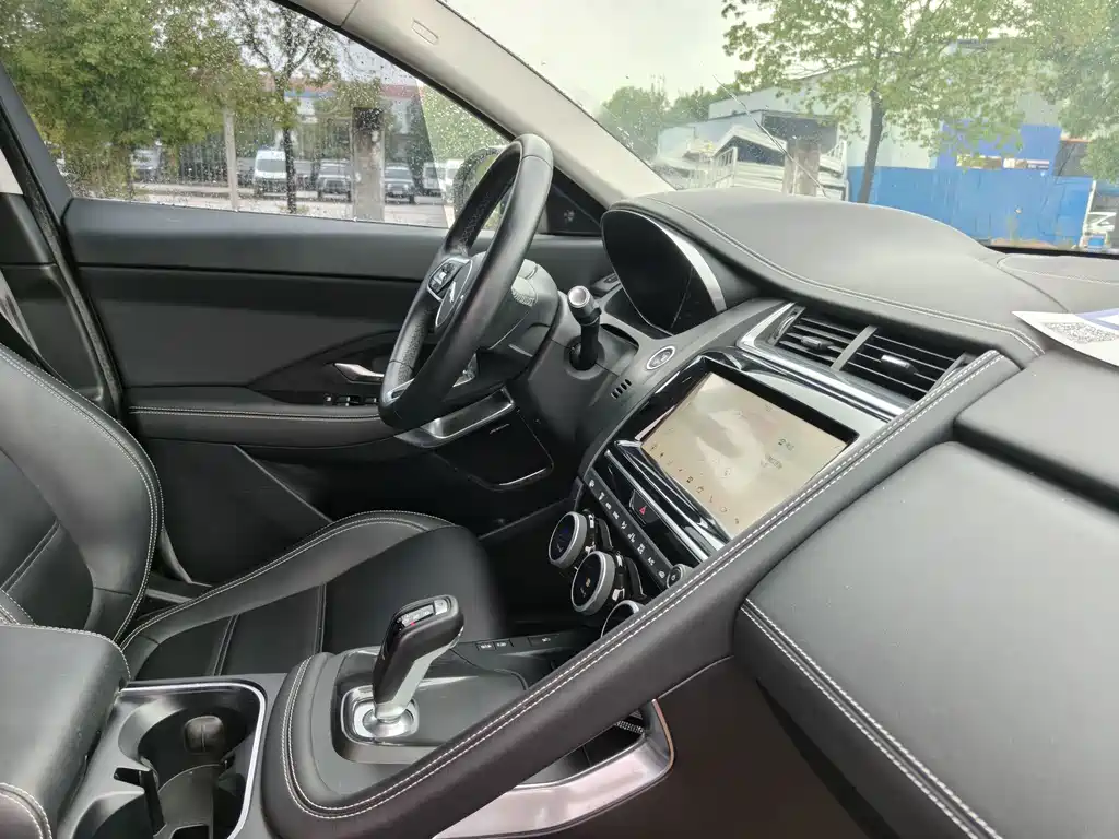 Jaguar E-PACE — миниатюра 19