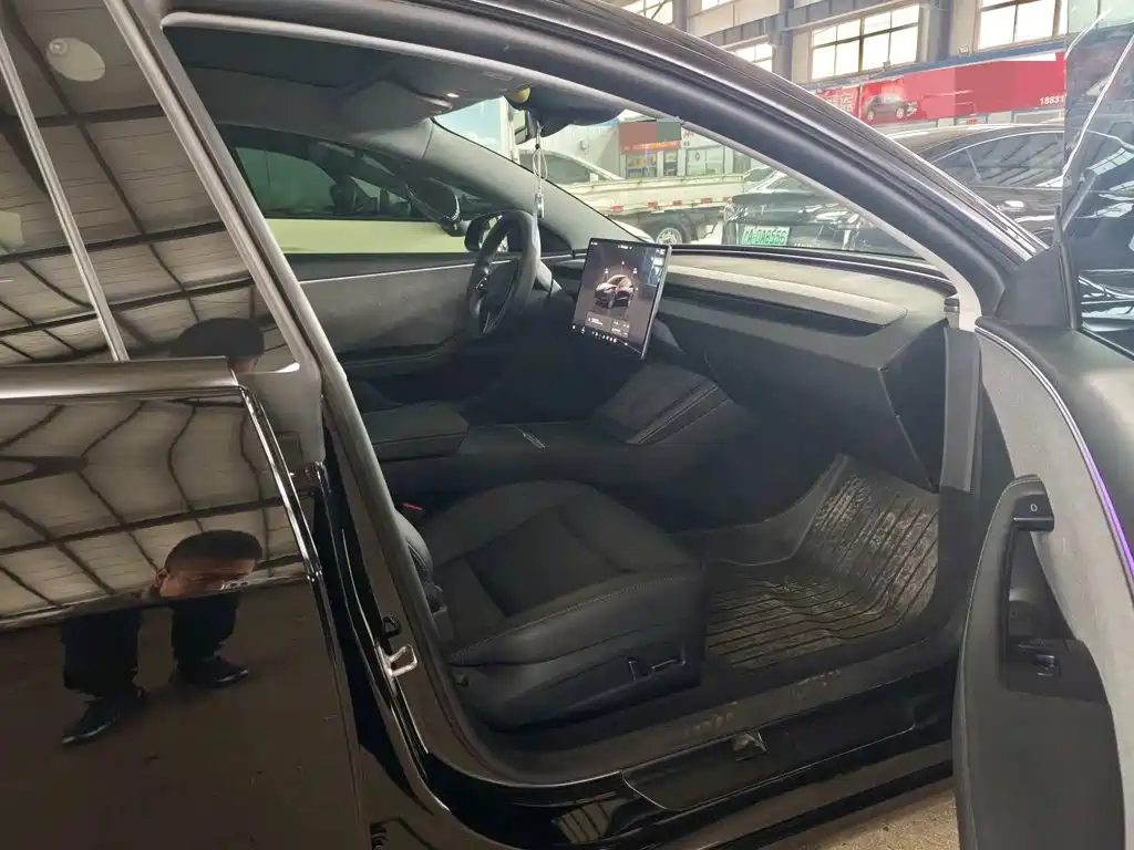 Tesla Model 3 — миниатюра 4