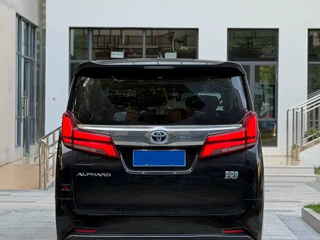 Toyota Alphard — миниатюра 5