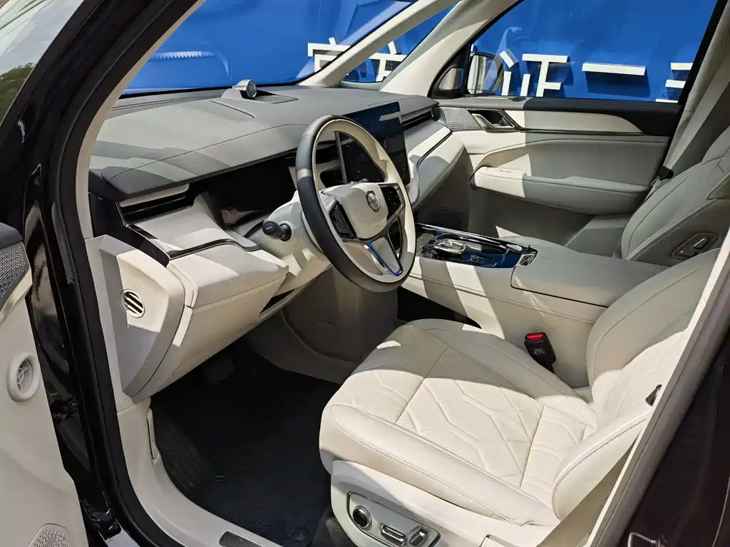 Volvo EM90 — миниатюра 10