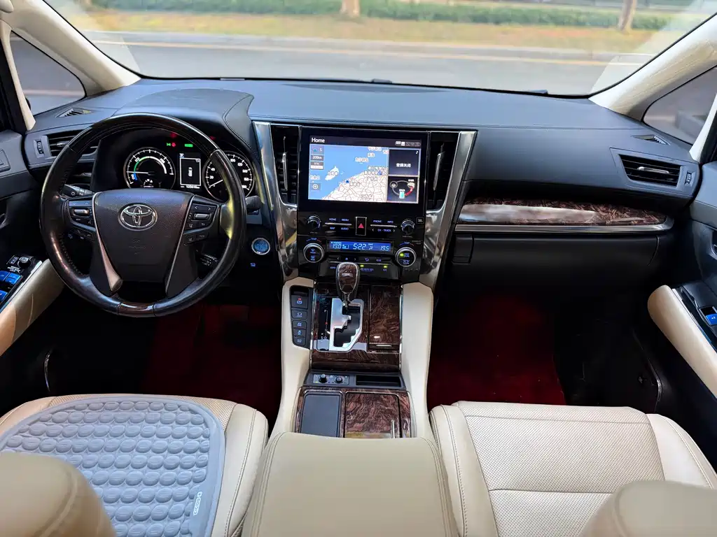 Toyota Alphard — миниатюра 9