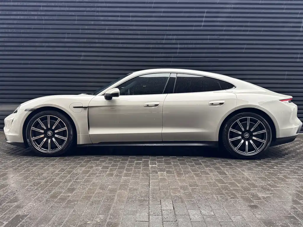 Porsche Taycan — миниатюра 5
