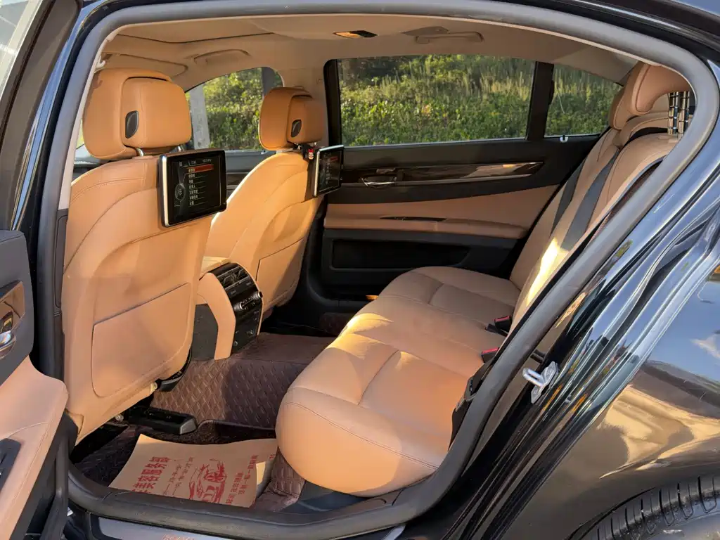 BMW 7 Series — миниатюра 9