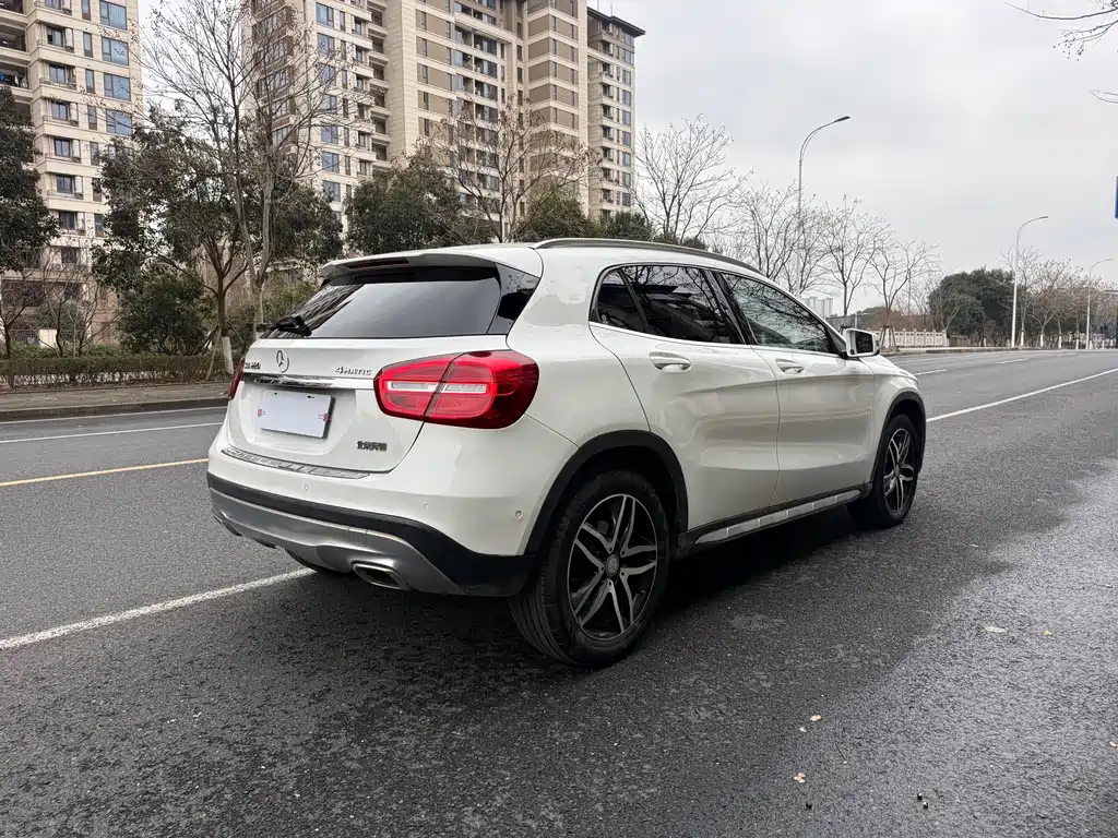 MERCEDES-BENZ GLA