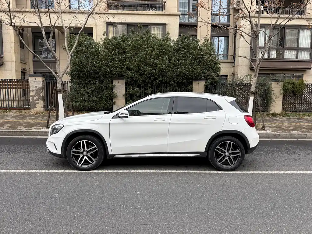 MERCEDES-BENZ GLA