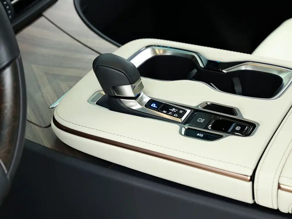 Lexus LM 2023 500h мест