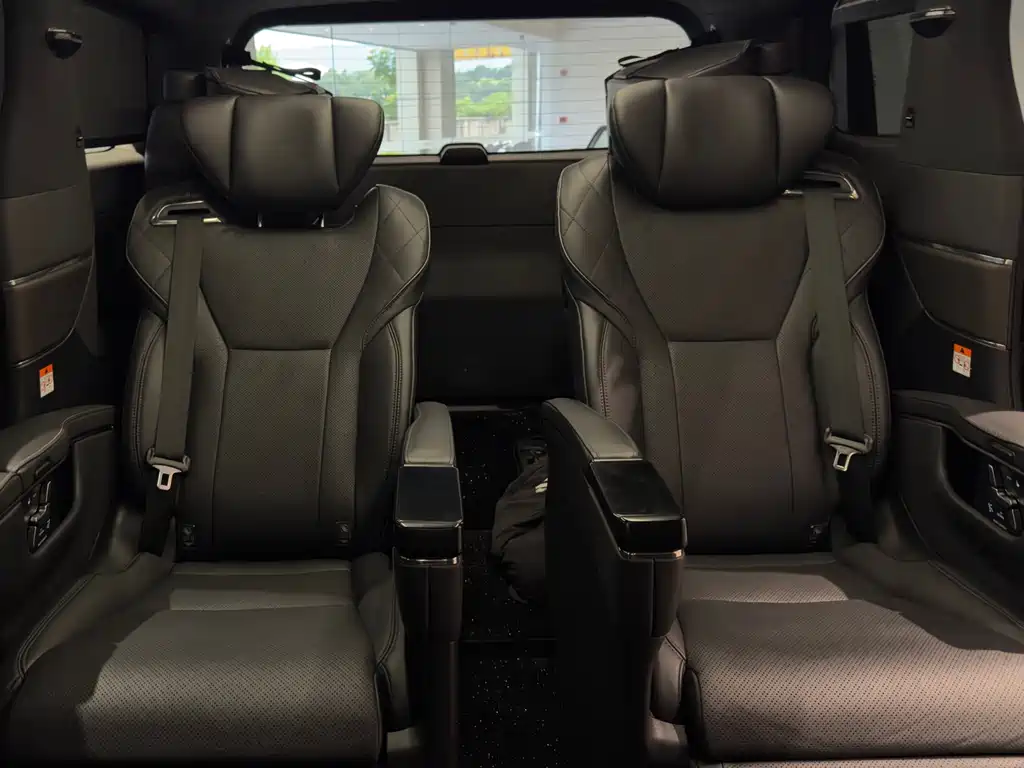 Toyota Alphard — миниатюра 7