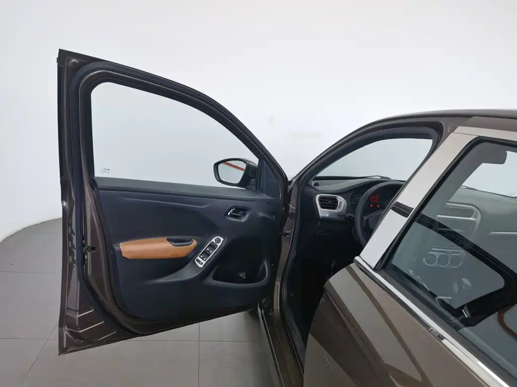 Peugeot 301 2014 1.6L MT Comfort