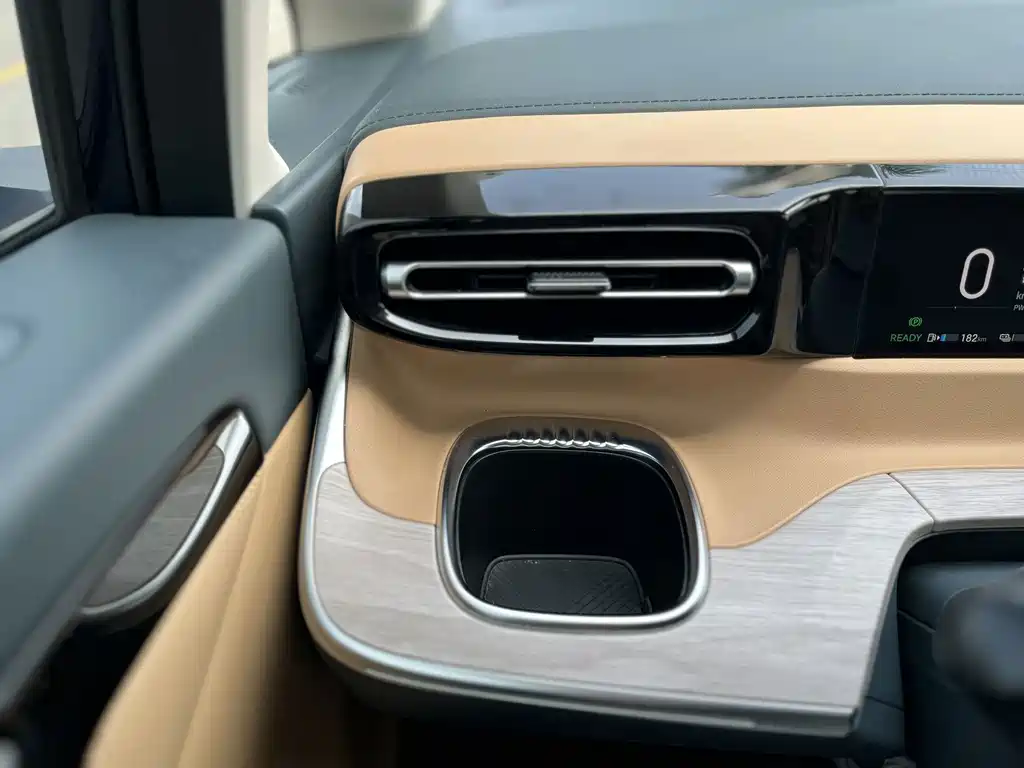 GAC Motor Trumpchi E8 PHEV — миниатюра 8