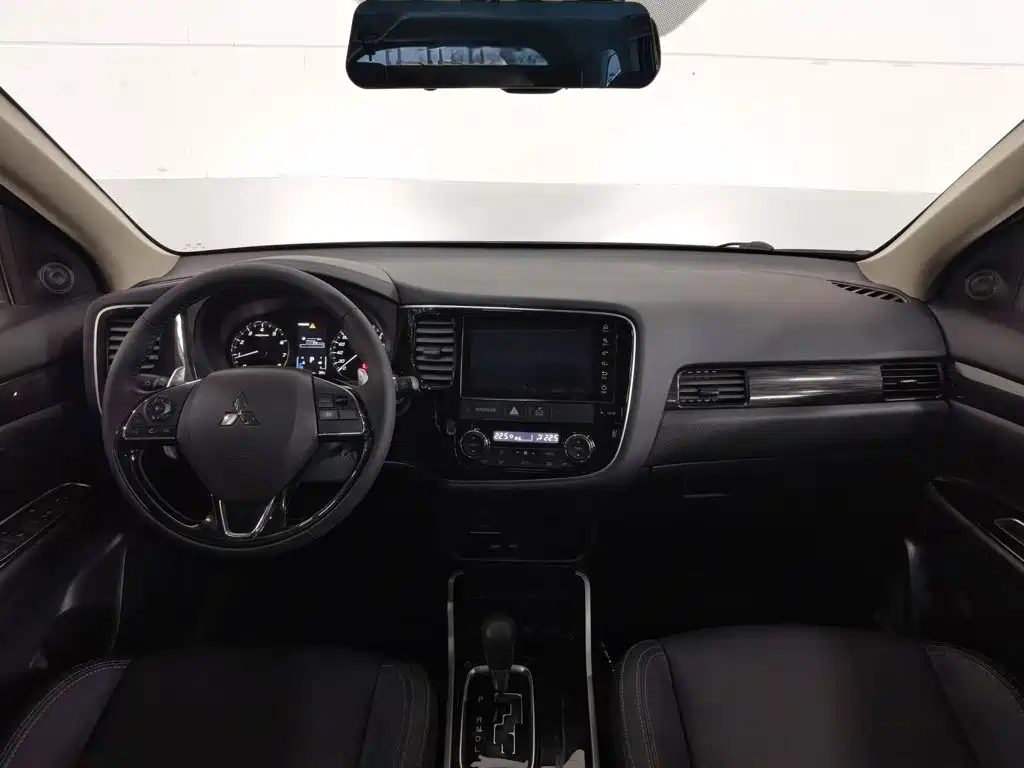 Mitsubishi Outlander — миниатюра 5