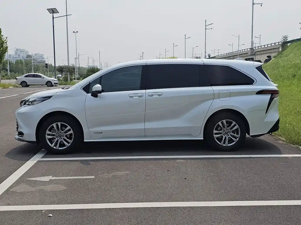 Toyota Sienna — миниатюра 9
