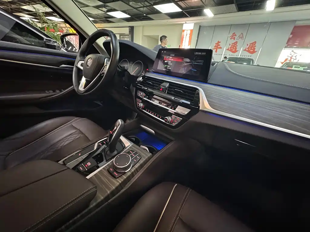 BMW 5 Series — миниатюра 11