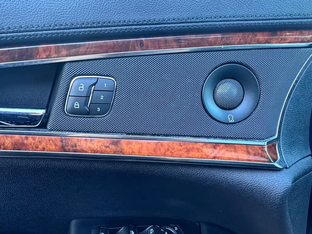 LINCOLN NAVIGATOR (IMPORT)