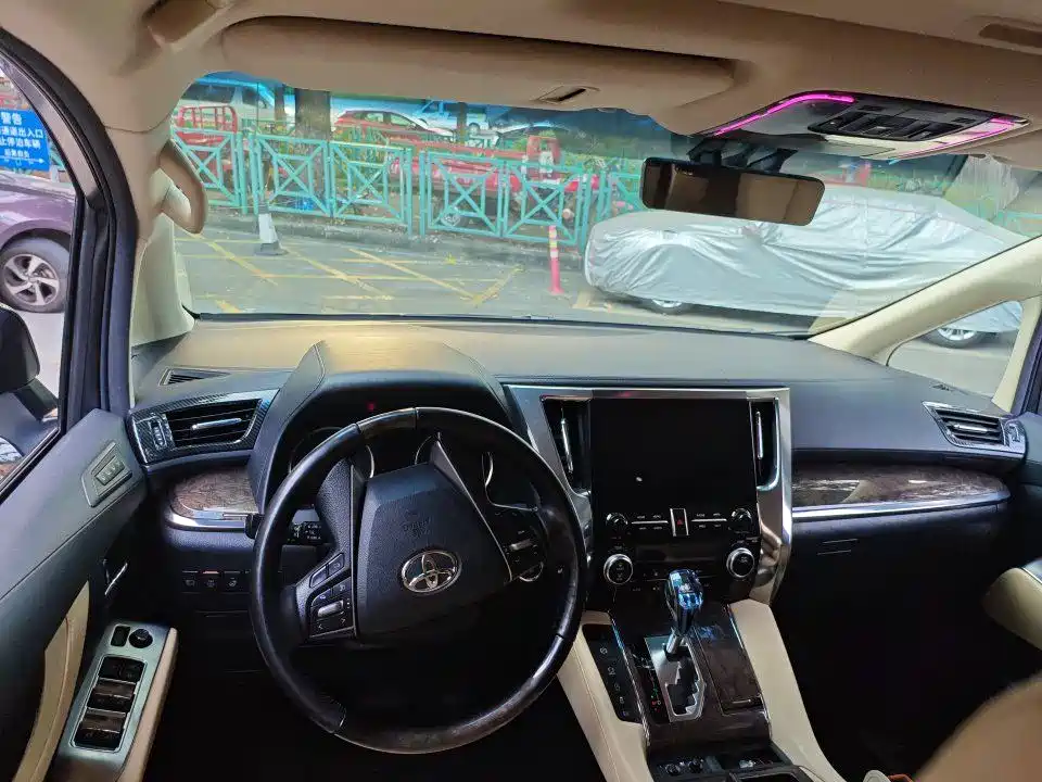 Toyota Alphard — миниатюра 3