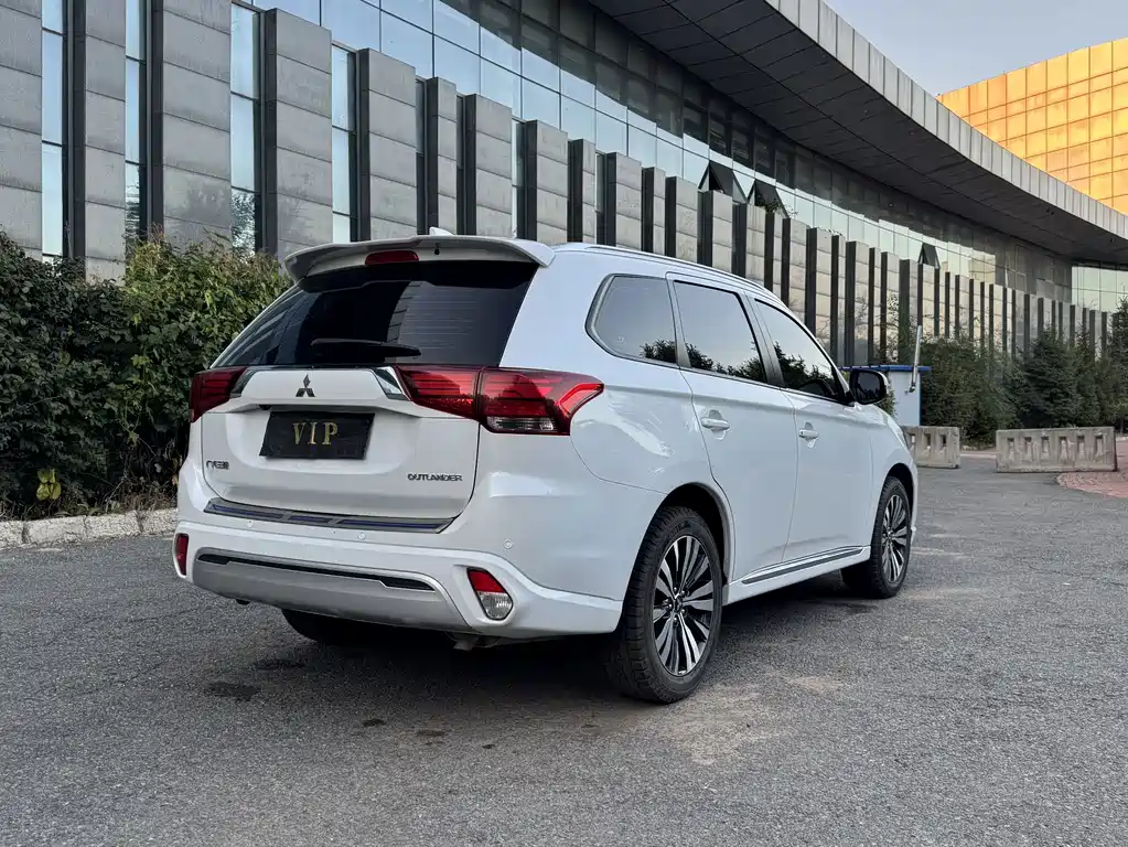 Mitsubishi Outlander — миниатюра 6