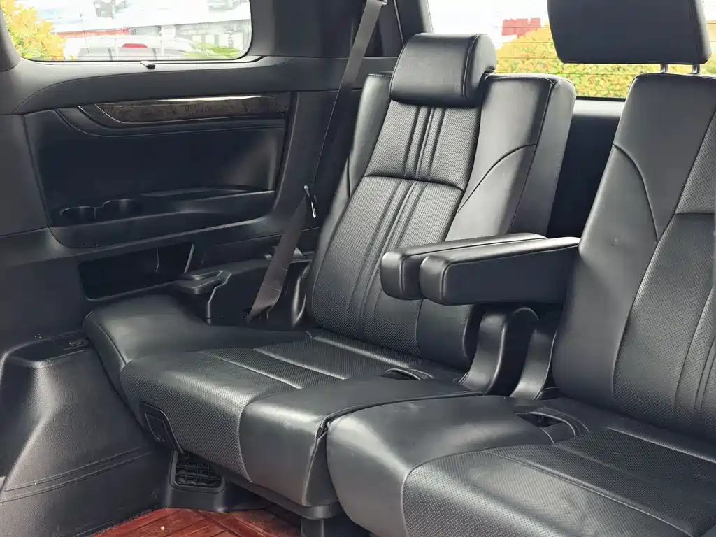 Toyota Alphard — миниатюра 11