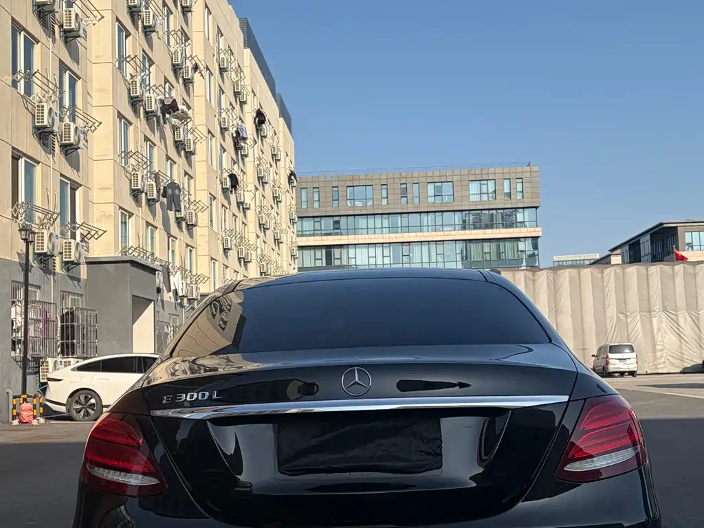 Mercedes-Benz E-Class — миниатюра 7
