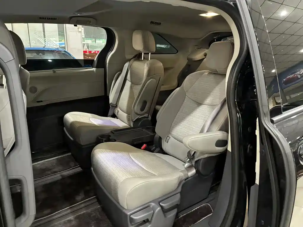 Toyota Sienna — миниатюра 5