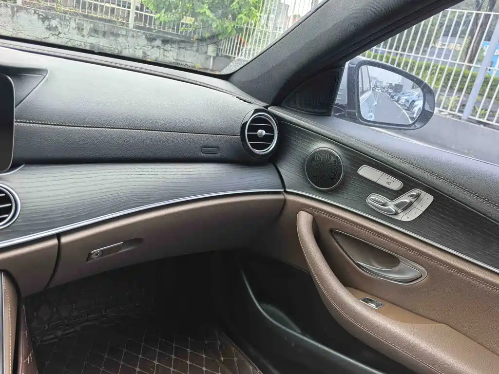 Mercedes-Benz E-Class — миниатюра 21