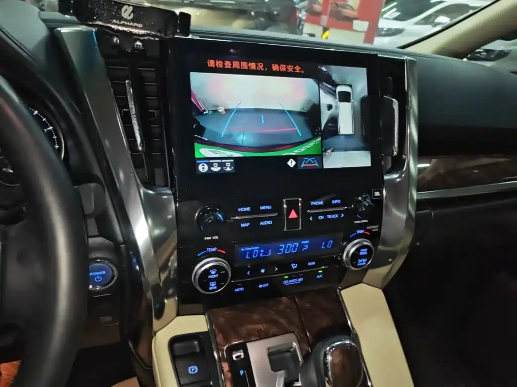 Toyota Alphard — миниатюра 13