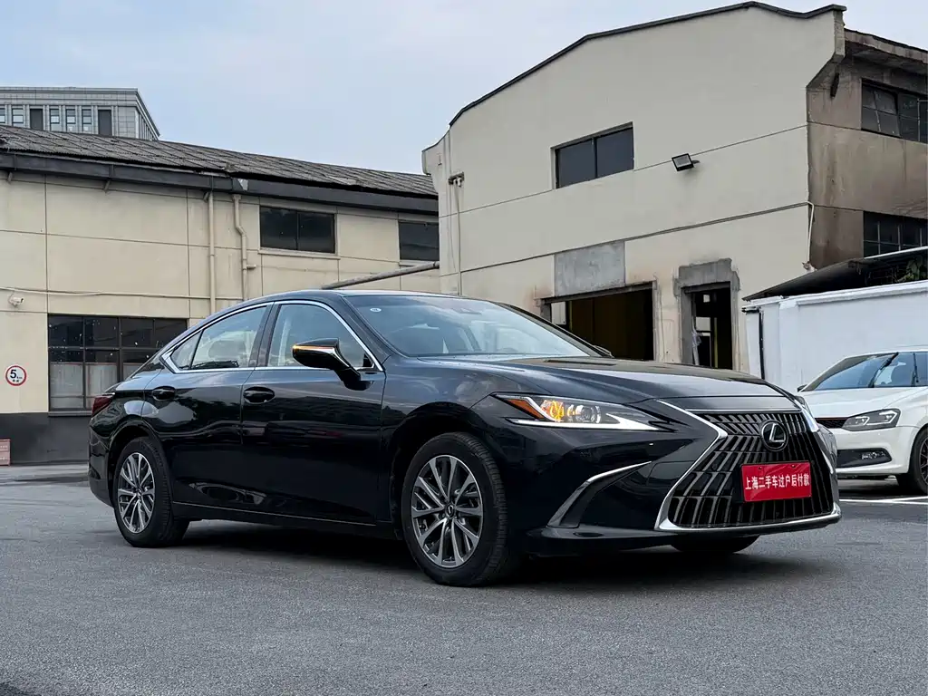 Lexus ES 2022 260