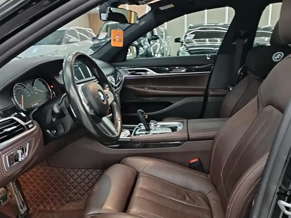 BMW 7 Series — миниатюра 8