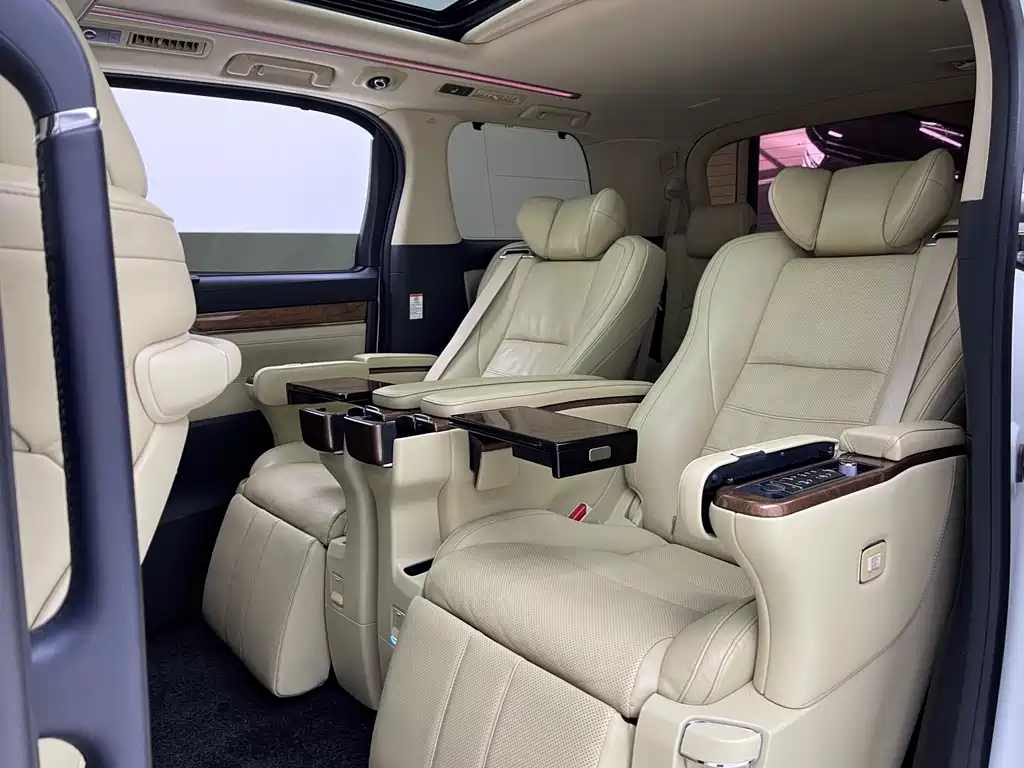 Toyota Alphard — миниатюра 7