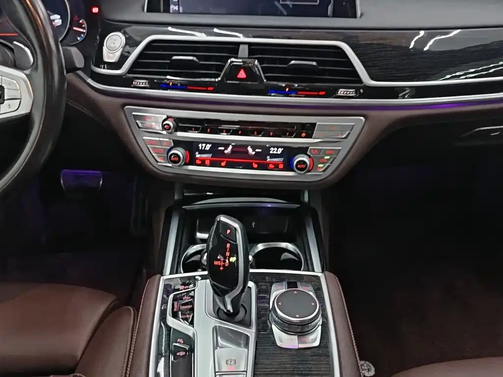 BMW 7 Series — миниатюра 5